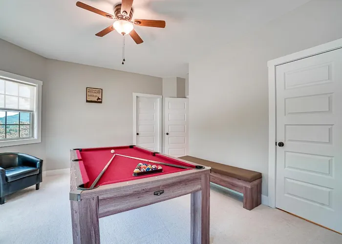 Luxury Helen Retreat | Hot Tub & Game Room